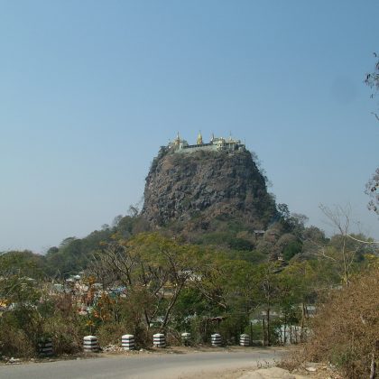 820 מדרגות, יחפים ועם קופים מציקים