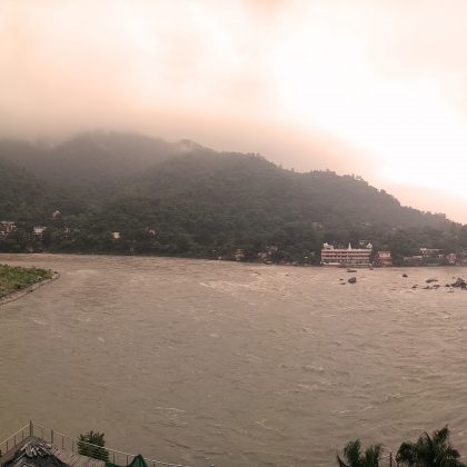 הלילה עוטף ברכות את רישיקש